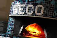 本場ナポリより運び込まれた薪窯。480℃もの高温で一気に焼き上げます。